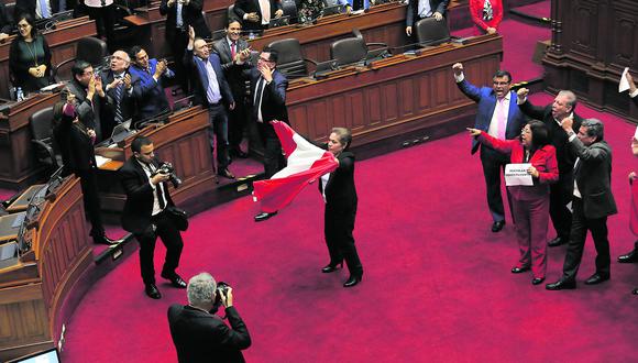 La congresista Luz Salgado sostiene una bandera en el hemiciclo durante la votación de magistrados al Tribunal Constitucional. En tanto, sus colegas de la izquierda protestaban por este proceso. (FOTO: ANTHONY NIÑO DE GUZMAN / GEC)