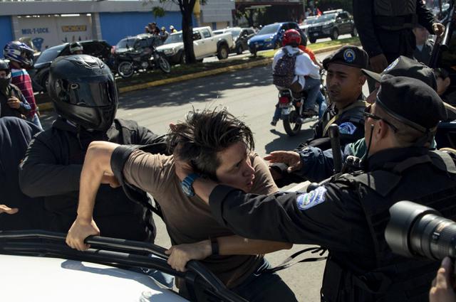 Los agentes policiales arrastraron por el pavimento a jóvenes, adultos y ancianos para llevarlos hasta los patrulleros del cuerpo de seguridad. (EFE).