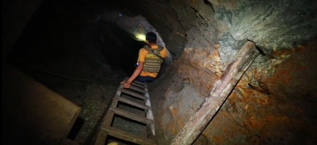 Captura de video sobre cómo era una escalera del socavón que unía un nivel con otro. 
Fuente: PNP