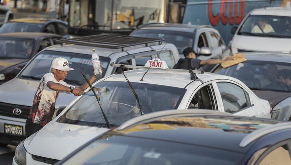 Conoce cuáles son las multas que recibirán las personas que realicen y permitan el lavado de parabrisas en la vía pública del distrito de Surco, y a partir de cuándo regirá la medida promulgada y firmada por Carlos Bruce. (Foto: El Comercio)