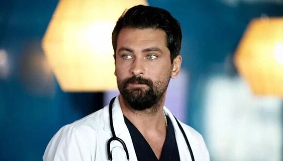 El actor Onur Tuna en una de las escenas donde interpreta al médico Ferman Eryiğit. (Fuente: Fox Turquía)