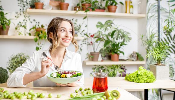 Utilizar bloqueador solar y alimentarnos de forma saludable es lo mejor que podemos hacer en verano. (Foto: Shutterstock)