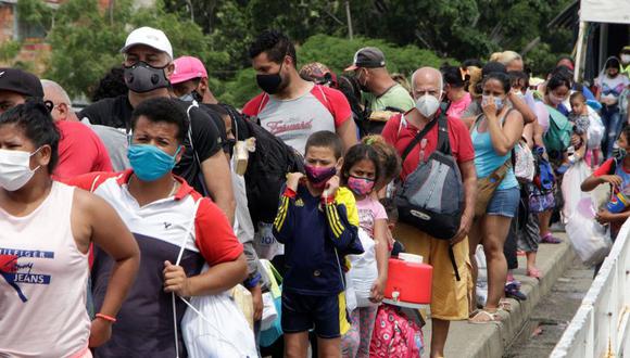 Un grupo de venezolanos ingresa a su país este viernes caminando sobre el puente que une a las poblaciones de Cúcuta (Colombia) y San Antonio del Táchira (Venezuela). (Foto: Archivo/ EFE/Mario Caicedo).