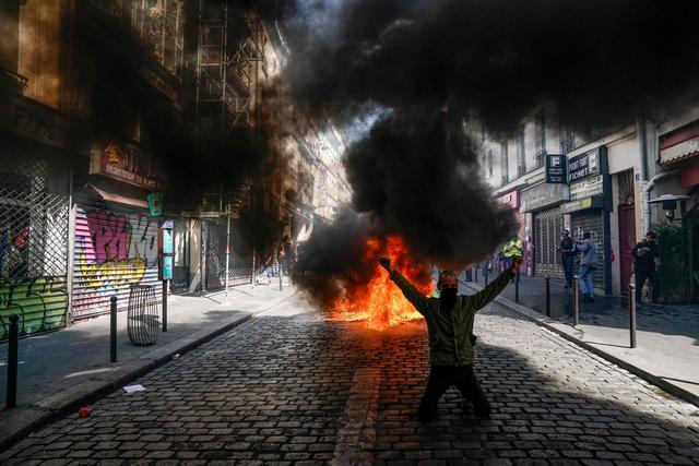 París era escenario este sábado por la tarde de las primeras escaramuzas entre fuerzas de seguridad y manifestantes de los "chalecos amarillos". (Foto: AFP)
