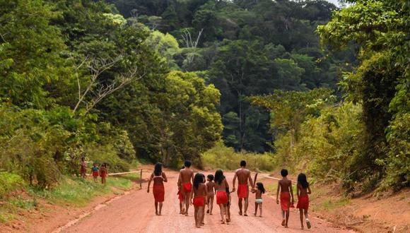 Wayampis brasileños en el estado de Amapá en 2017. Las invasiones a territorios indígenas están al alza en Brasil, en donde los líderes indígenas dicen que con regularidad son amenazados por mineros, leñadores y agricultores. (Apu Gomes/AFP-Getty Images).