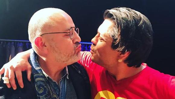 Beto Ortiz y Pietro Sibille, a punto de besarse tras una función de "Mucho ruido por nada". La imagen fue subida a Instagram el sábado último. Este domingo el actor publicó la imagen del beso consumado. (Foto: Instagram)