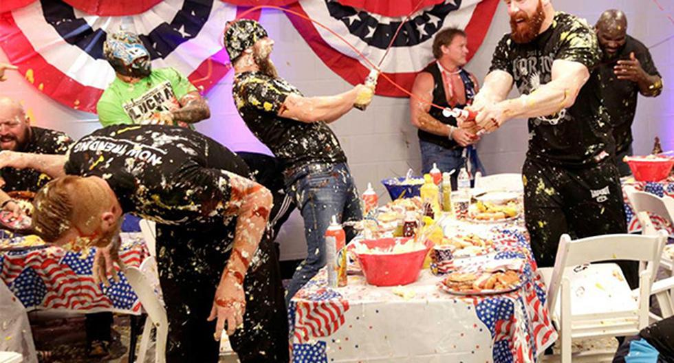 En una batalla de comida se convirtió la celebración del 4 de julio en Raw. (Foto: WWE)