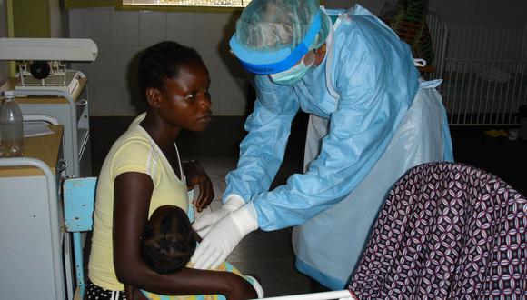 Esta foto proporcionada por la Organización Mundial de la Salud el 27 de abril de 2005 muestra a la doctora Anna Marie Likos hablando con la madre de un niño de dos años que acudió al Hospital Provincial de Uige, en Angola, con fiebre y antecedentes de haber tenido contacto con alguien que murió por el virus de Marburgo. (AFP PHOTO/OMS/HO/PIERRE FORMENTY).