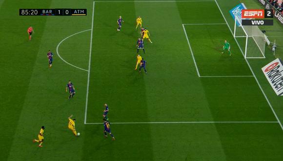 Gameiro había empatado el partido ante el Barcelona, pero el árbitro anuló su gol por fino off side de Diego Costa. (Captura)