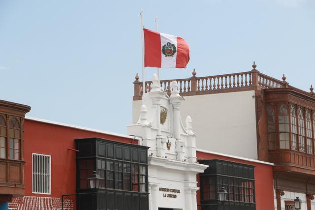 La sede del Gobierno Regional de La Libertad también izó el Pabellón Nacional a media asta. (Johnny Aurazo)