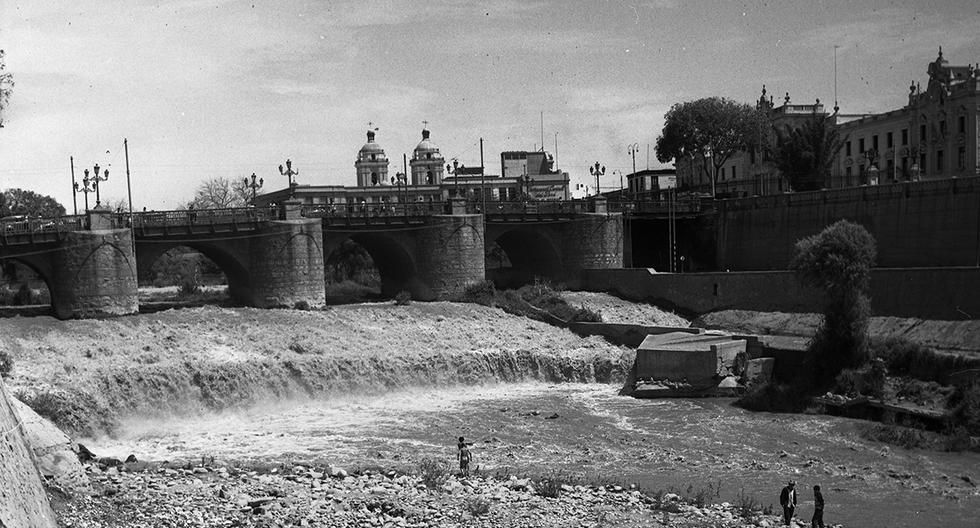 En los años 20, el llamado "Puente de Piedra", que unía el Rímac y el Cercado de Lima, sufrió los embates de las aguas del río Hablador. Los desbordes apabullaron a la capital del 'oncenio' de Leguía. (Foto: GEC Archivo Histórico)