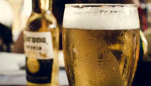 La marca de cerveza no tiene nada que ver con el virus, aunque algunos así lo piensan (Pexels)