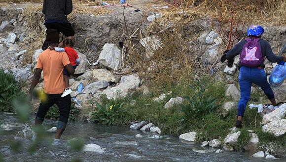Imagen de referencia. Migrantes cruzando el río Bravo para llegar a Estados Unidos. (Foto: Luis Torres / AFP)