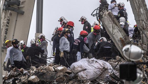 Personal de búsqueda y rescate continúa trabajando en la pila de escombros del condominio Champlain Towers South de 12 pisos que colapsó parcialmente el 5 de julio de 2021 en Surfside, Florida. (Foto de Giorgio Viera / AFP).