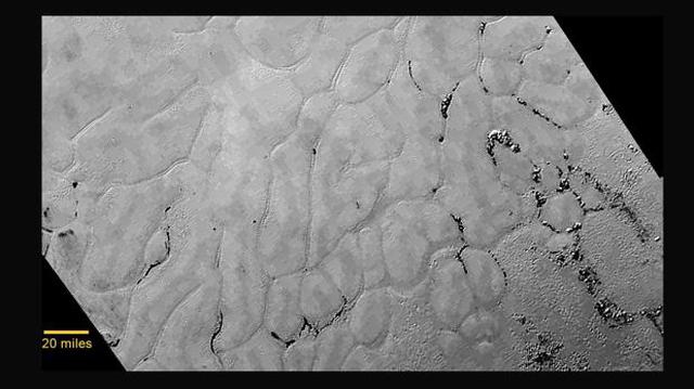 Hallan misteriosas llanuras heladas en la superficie de Plutón - 1