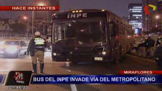 Bus del INPE invadió vía del Metropolitano y causó congestión