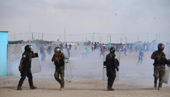 Se han registrado enfrentamientos entre manifestantes y policías en la Panamericana Sur. (Foto: GEC)