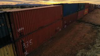 Desmantelarán el muro de contenedores que mutila precioso valle en la frontera de Estados Unidos con México