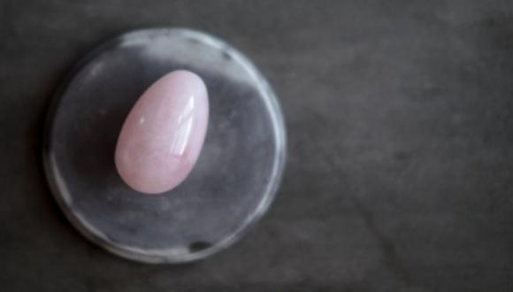 Entre los riesgos de los huevos vaginales, la doctora destacó en Twitter que "te estás metiendo una piedra porosa, no silicona médica, y quién sabe qué bacterias pueden alojarse en esos recovecos". (Foto: Getty)