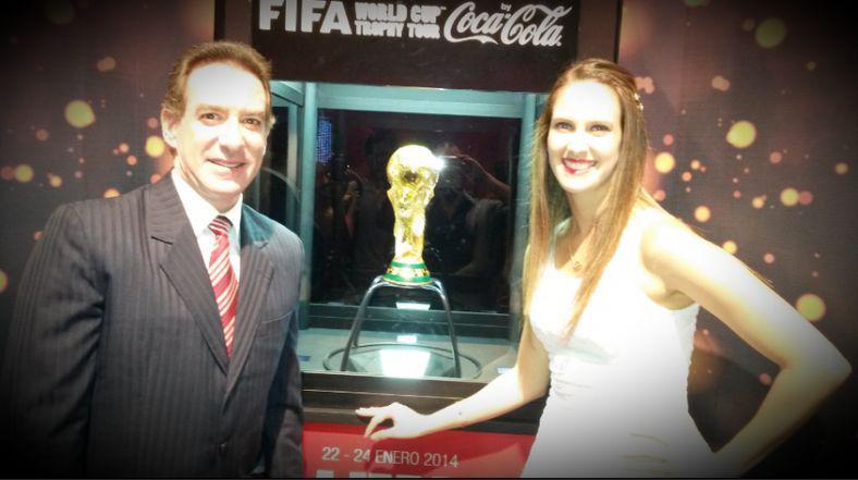 Famosos peruanos se fotografiaron con la Copa del Mundo  - 1