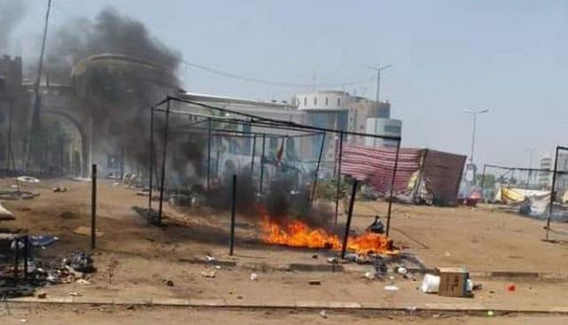 Las calles de Jartum en Sudán amanecieron este martes desiertas y con escombros, un día después del asalto perpetrado por las fuerzas de seguridad para desmantelar la acampada opositora. (Foto: EFE)