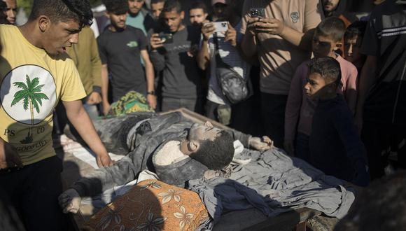 Los palestinos transportan un cadáver al Hospital Nasser en Khan Yunis en un carro de burro tras un ataque aéreo israelí en el sur de Gaza, el 18 de diciembre de 2023. EFE/EPA/HAITHAM IMAD