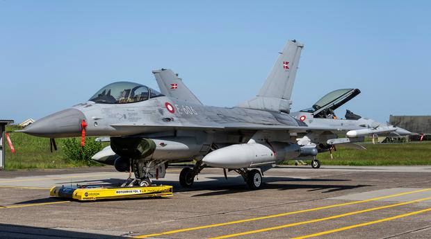 Un avión de combate F-16 de Dinamarca se muestra en la base aérea Fighter Wing Skrydstrup cerca de Vojens, el 25 de mayo de 2023. (Foto de Bo Amstrup / Ritzau Scanpix / AFP).