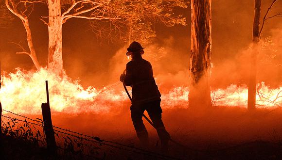 Un bombero muere en acción y la lista de personas fallecidas por los incendios en Australia se eleva a 27. (Foto: AFP)