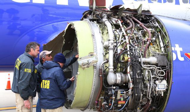 Un avión de Southwest Airlines aterrizó de emergencia el martes luego de que uno de sus motores explotara a 32.000 pies de altitud. (AP).