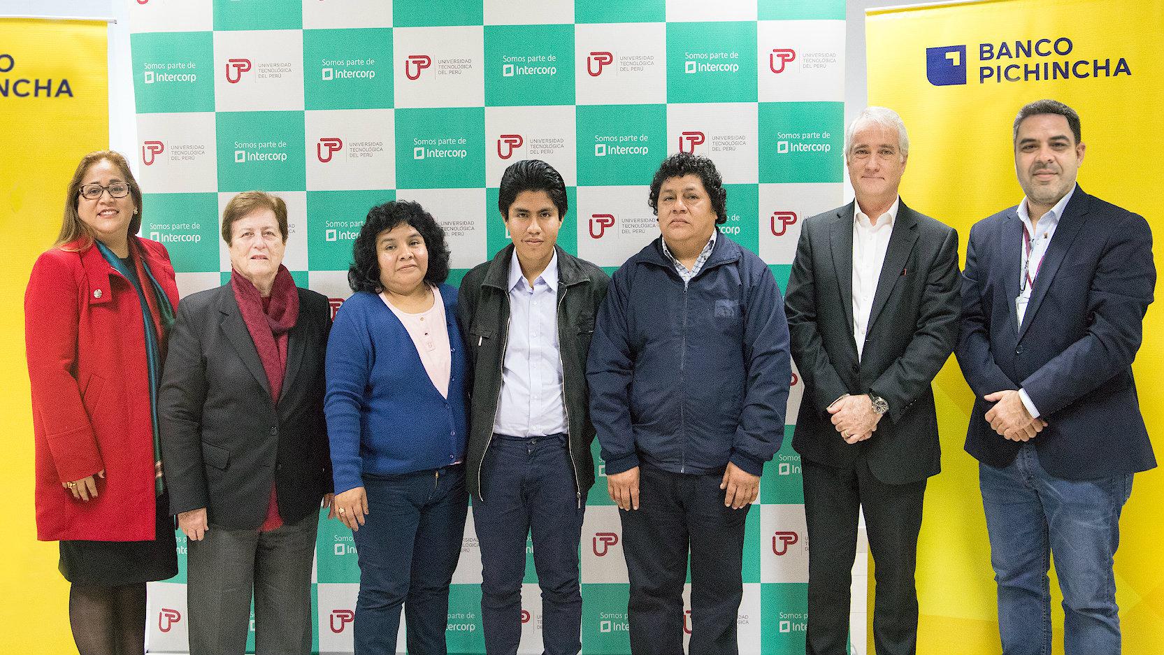El Banco Pichincha y la Universidad Tecnológica del Perú (UTP) otorgaron una beca integral de estudios a un joven talento e hijo de una clienta de Banca Emprendedora del Banco Pichincha.