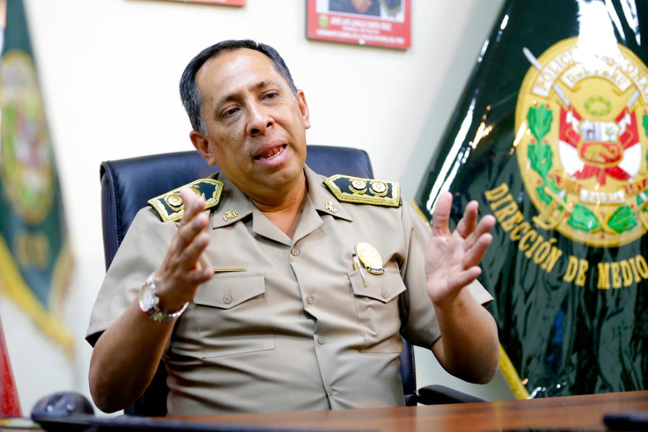 El general PNP Raúl Del Castillo explica que vecinos o los mineros que . buscan formalizarse en la sierra liberteña han sido muy afectados por hordas de delincuentes. (Foto: César Bueno)