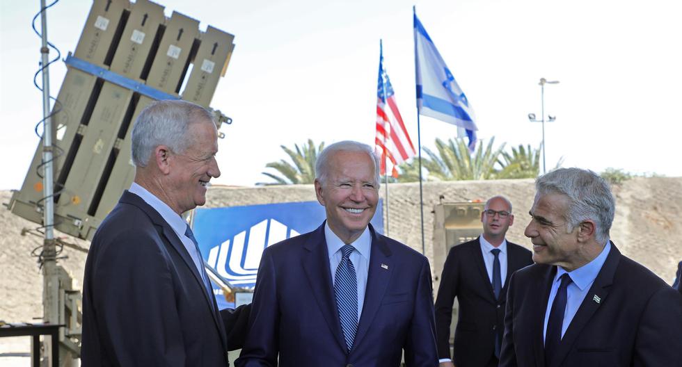 El ministro de Defensa de Israel, Benny Gantz; el presidente de Estados Unidos, Joe Biden; y el primer ministro interino israelí, Yair Lapid, se paran frente al sistema de defensa de la Cúpula de Hierro en el aeropuerto Ben Gurion, cerca de Tel Aviv, el 13 de julio de 2022. (EFE/EPA/GIL COHEN-MAGEN).