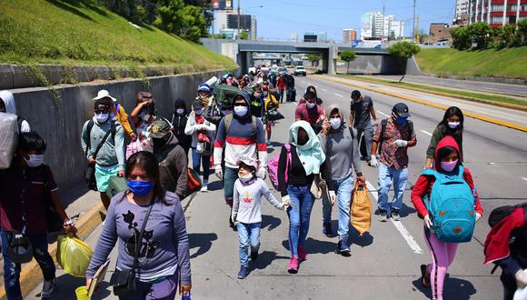 El desplazamiento de cientos de personas es una imagen que ha marcado la semana en medio de la cuarentena por controlar la pandemia del coronavirus. (Foto: Hugo Curotto)