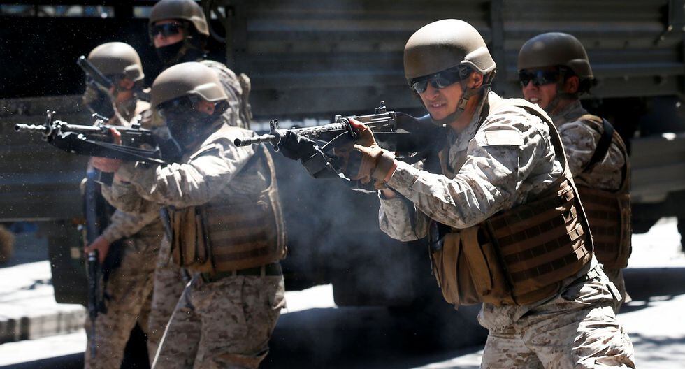 Soldados reprimen una protesta en Valparaíso. (REUTERS/Rodrigo Garrido).