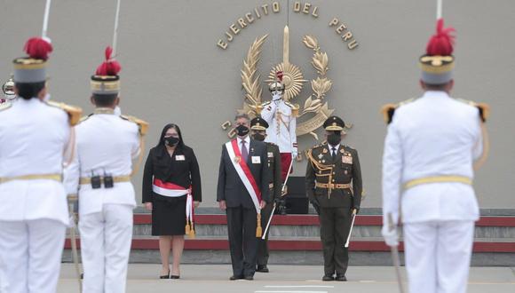 Francisco Sagasti participó en el Día del Ejército acompañado por la ministra Nuria Esparch. (Foto: Presidencia)