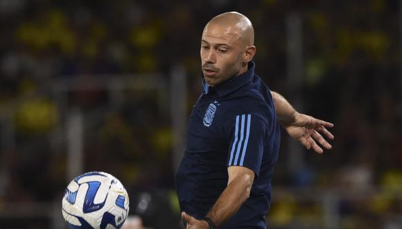 Argentina's head coach Javier Mascherano gestures during the South American U-20 championship group A first round football match against Colombia at the Pascual Guerrero Stadium in Cali, Colombia, on January 27, 2023. (Photo by JOAQUIN SARMIENTO / AFP)