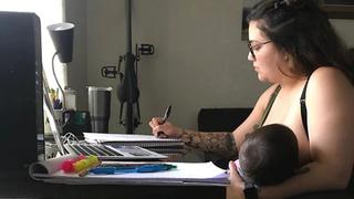 “Hazlo en tu tiempo libre”: profesor prohibió a alumna que amamante a su bebé durante las clases virtuales
