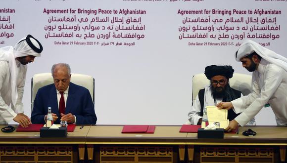 El pacto fue firmado por el representante especial de Estados Unidos para la paz, Zalmay Khalilzad, y, el líder talibán mulá Abdul Ghani Baradar. (Reuters / IBRAHEEM AL OMARI).