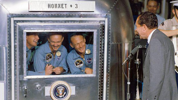 Afortunadamente, Nixon no tuvo que pronunciar el discurso de despedida. Aquí le da la bienvenida a los astronautas (confinados a la instalación de cuarentena móvil) tras la histórica misión. (Foto: NASA)