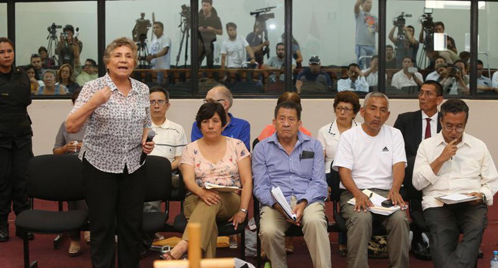 Elena Yparraguirre, esposa de Guzmán (de pie), y otros cabecillas senderistas aún siguen enjuiciados por el Estado Peruano.  (Foto: Poder Judicial)