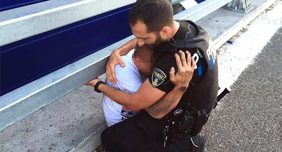 Policía salvó a un suicida y su abrazo se volvió viral en Facebook. (Foto: Facebook)