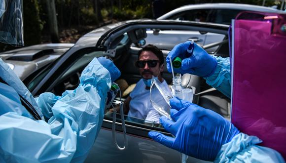 Una persona se hace un despistaje de coronavirus en Florida, Estados Unidos. AFP
