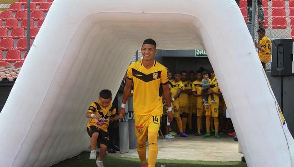 Carlos Cabello en la presentación de Academia Cantolao. Lo acompaña, de la mano, su menor hijo. (Foto: GEC)