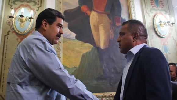 El presidente de Venezuela, Nicolás Maduro saluda al gobernador opositor de Nueva Esparta, Alfredo Díaz durante un encuentro sobre la liberación a venezolanos presos (Foto: EFE)