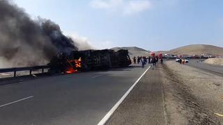 Huarmey: tráiler se despista en la Panamericana Norte y acaba parcialmente en llamas con chofer en su interior