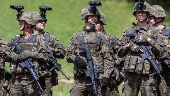 Soldados de Polonia durante una conferencia de prensa del presidente polaco y lituano luego de una visita conjunta al centro de comando móvil del noreste de la División Multinacional de la OTAN, el 7 de julio de 2022. (WOJTEK RADWANSKI / AFP).