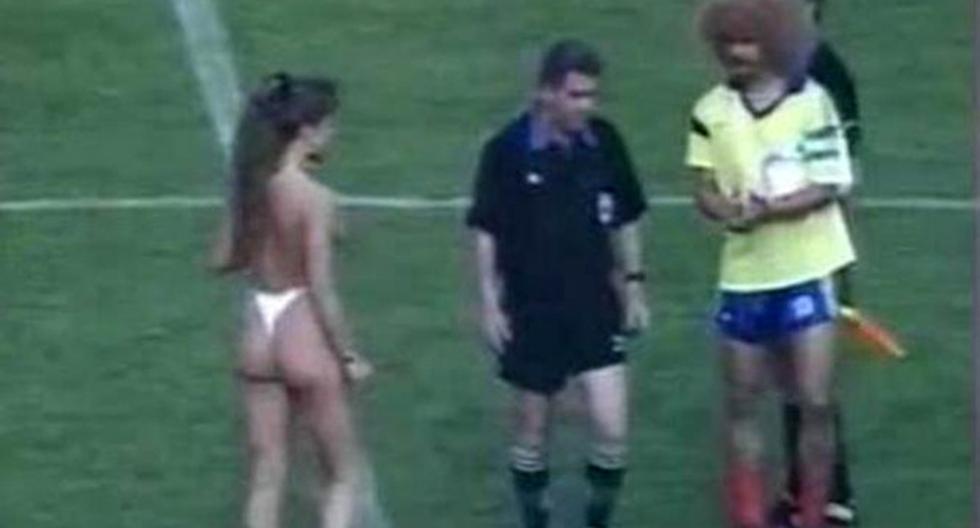 Carlos Valderrama y el día que tuvo delante una mujer desnuda en un campo de juego. (Foto: captura)