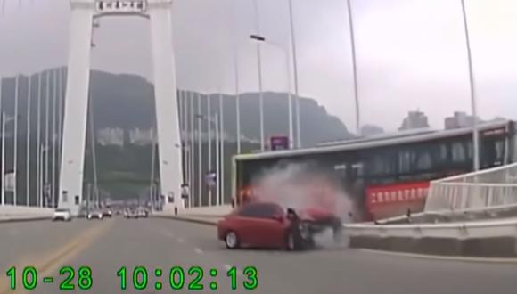 Pelea entre pasajera y chofer de bus provoca un fatal accidente en China (Captura de video)