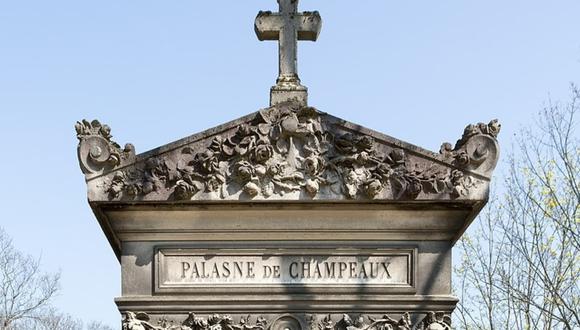 El mausoleo de Louis Marie  de Champeaux en el cementerio de Pere Lachaise, París (Francia).