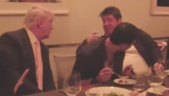 Donald Trump, presidente de Estados Unidos, fue filmado en 2013 cenando con los involucrados en el escándalo de los mails de su hijo. (Foto: Captura de pantalla)